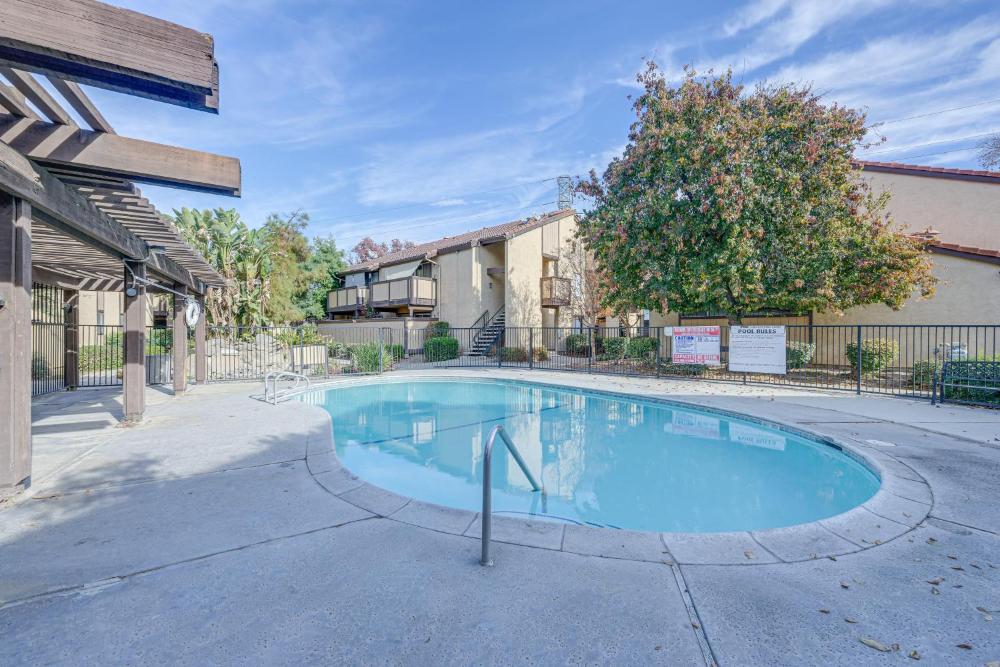 Cozy Fresno Condo with Balcony and Pool Access